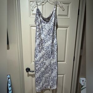 Good used condition silky mid dress. Sz m